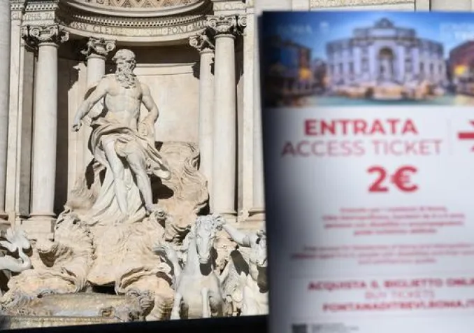 Rome facture désormais deux euros aux touristes et aux non-résidents pour un accès limité à la zone située devant le bassin de la fontaine de Trevi. KEYSTONE - ALESSANDRO DI MEO