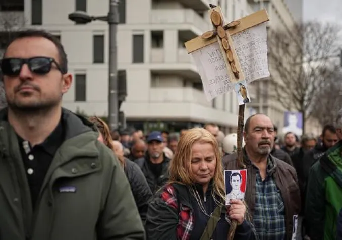 Des manifestants rendent hommage à Quentin à Lyon, le samedi 21 février. KEYSTONE - LAURENT CIPRIANI