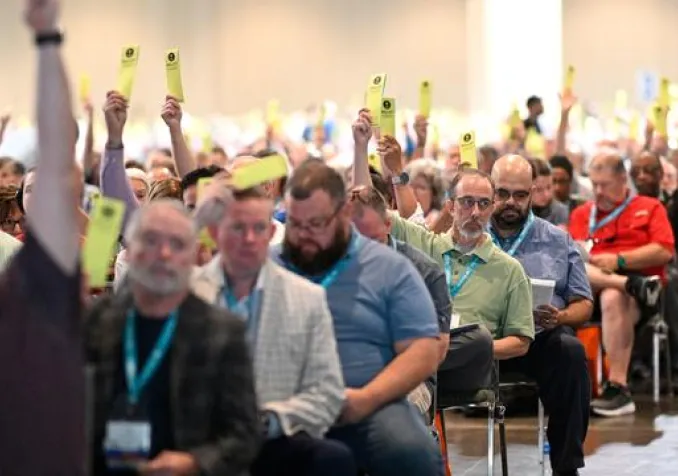 Des hommes votant lors du rendez-vous annuel des baptistes du Sud à Orlando, en Floride. Le 9 juin 2026. KEYSTONE - PHELAN M. EBENHACK