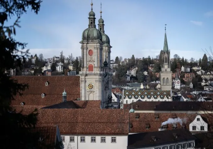 La cathédrale et l'église protestante Saint-Laurent à Saint-Gall, le vendredi 9 janvier 2026. © KEYSTONE / GIAN EHRENZELLER - GIAN EHRENZELLER