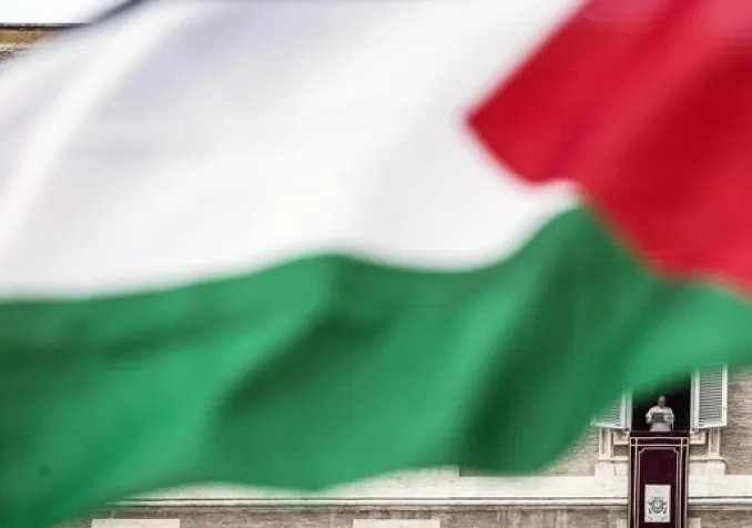 Un drapeau palestinien sur la place Saint-Pierre au Vatican. KEYSTONE - ANGELO CARCONI