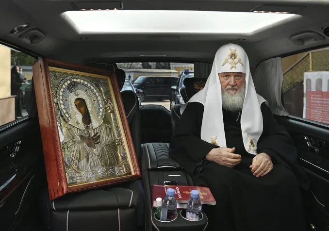 Le patriarche de l'Eglise orthodoxe russe Kirill lors de sa tournée du 3 avril 2020, pour délivrer les sacrements à domicile. Keystone