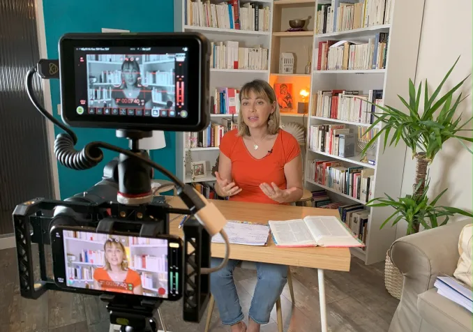 Pasteure au sein de l’Eglise protestante de Genève, Carolina Costa est à la tête d’un «ministère pionnier», entièrement numérique. Elle présente aussi son premier one woman show, où elle incarne un Dieu féminin. Les Ataprods