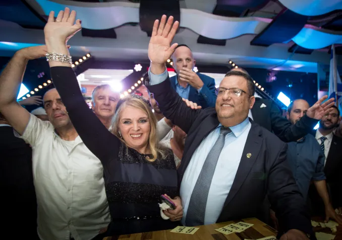 Moshe Leon fête sa victoire entouré de sa femme et de militants ©Yonatan Sindel/Flash90/Keystone