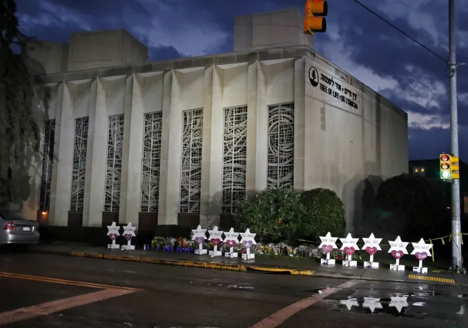 Dimanche 28 octobre, au lendemain du massacre qui a fait 11 morts, un mémorial était dressé devant la synagogue de Pittsburgh. ©Keystone/AP/Gene J. Puskar