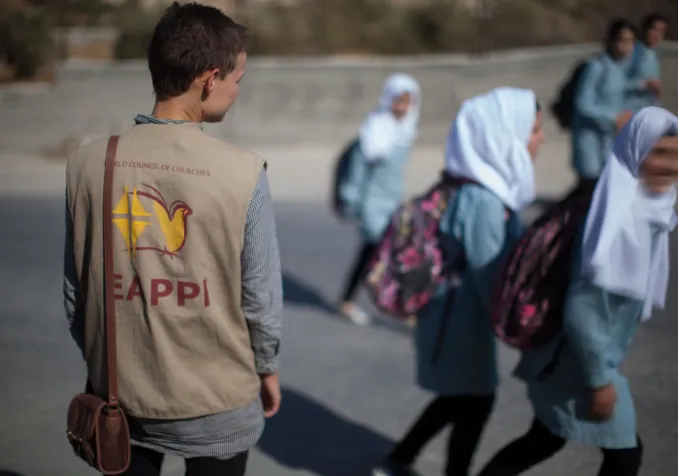 On reconnaît les volontaires d'EAPPI à leur gilet brun clair sur lequel est dessiné une colombe. ©Sean Hawkey/COE