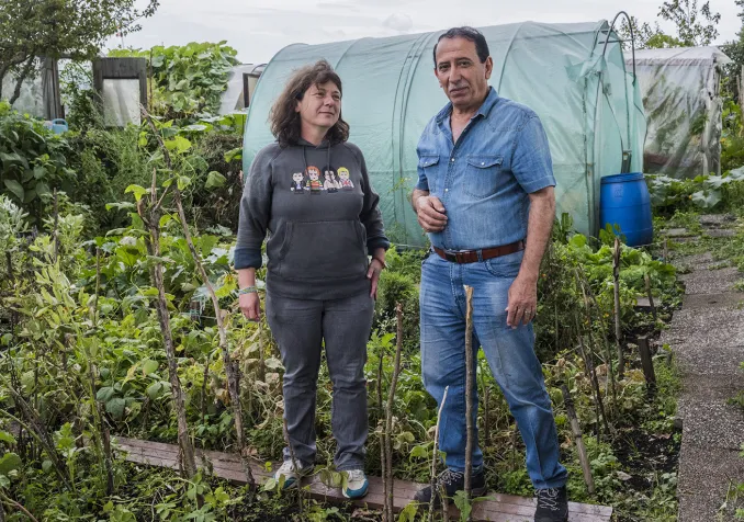 Daisy et Jamal ont cultivé ensemble un jardin durant toute l'année 2018. Au total, 200 personnes ont été impliquées dans ce projet dont une centaine de personnes migrantes. © UNHCR / Mark Henley