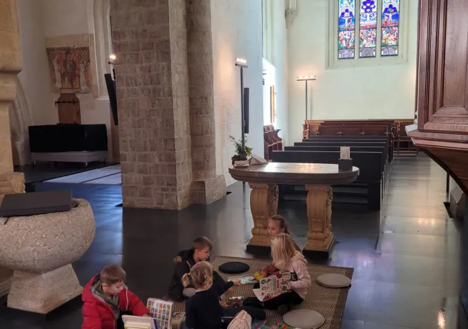 Les premiers dimanches du mois, la paroisse de Grandson accueille enfants, parents et grands-parents pour un culte festif et adapté aux enfants et aux adultes. © Th. Keller