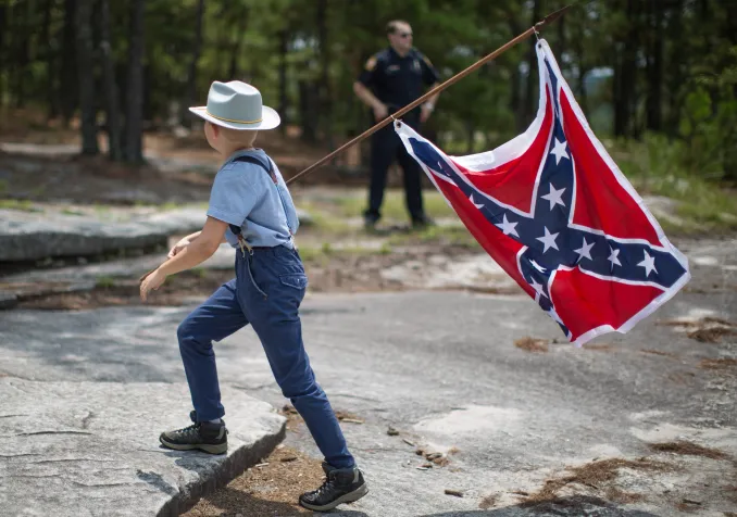 Arborer ce drapeau, aujourd’hui, revient à lancer un message codé, à la fois menaçant pour les Noirs américains et signe de ralliement pour «l’Amérique blanche». Keystone