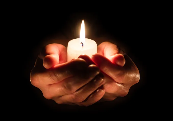 Une flamme d’espérance portée par la communauté ©iStock