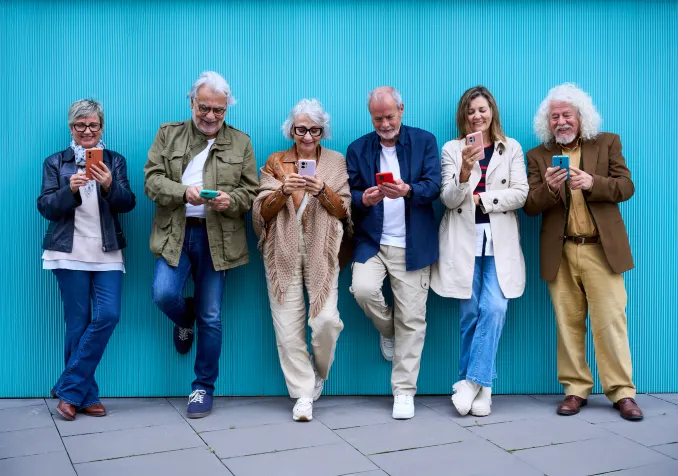 Des grands-parents sur leurs smartphones - image d'illustration