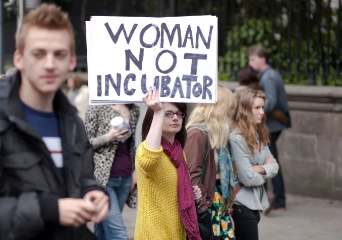 Heune femme portant une pancarte lors d'une manifestation en faveur de la légalisation de l'avortement (Irlande 2012) © Istock / Sebastian Kaczorowski