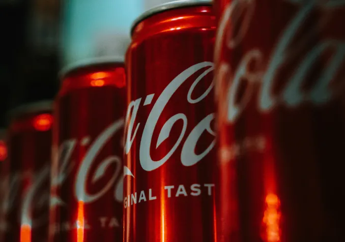 Des canettes de Coca-Cola (c) Vitalii Khodzinskyi sur Unsplash