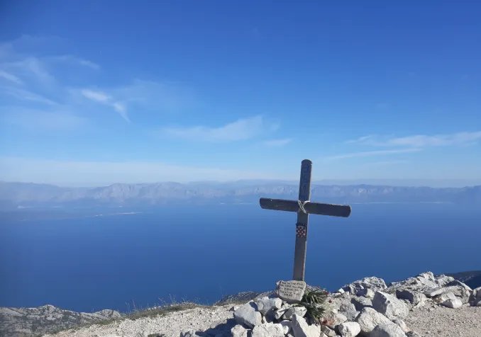 Croix au-dessus de la grande bleue