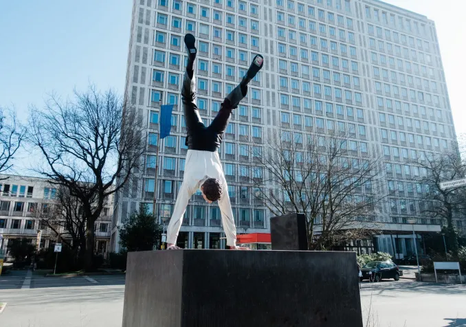 Un équilibre fragile entre théologie et management Un équilibre fragile entre théologie et management