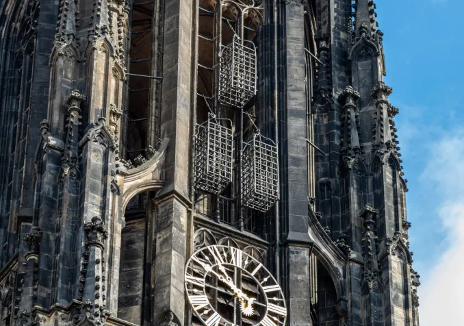 Les cages des anabaptistes toujours accrochées au clocher de l’Eglise de Munster Cages anabaptistes Eglise Munster Dietmar Rabich CC BY-SA 4.0