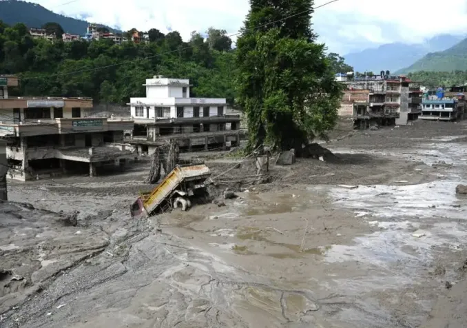 Les flots déchaînés ont emporté des maisons, des ponts et des centrales électriques Source : Community Self Reliance Centre (CSRC) Népal