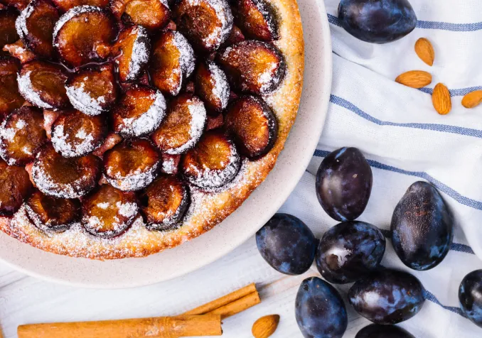 Le gâteau aux pruneaux partagé nous dit que le jeûne ne mène pas au vide, mais à la rencontre. ©iStock/ollinka