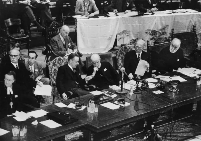 Assemblée constitutive d'Amsterdam, 1948. De gauche à droite : Willem Adolf Visser't Hooft (Hollande), Geoffrey Fisher, Archevêque de Canterbury (Grande-Bretagne), John Mott (USA) et l'Archevêque de l'Eglise orthodoxe de Grèce Germanos Strenopoulos © World Council of Churches (COE) Assemblée constitutive d'Amsterdam, 1948. De gauche à droite : Willem Adolf Visser't Hooft (Hollande), Geoffrey Fisher, Archevêque de Canterbury (Grande-Bretagne), John Mott (USA) et l'Archevêque de l'Eglise orthodoxe de Grèce Germanos Strenopoulos © World Council of Churches (COE)