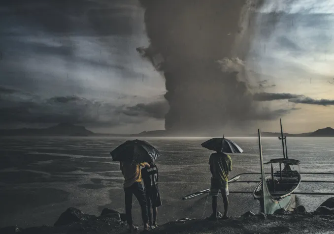 Des habitants observent l’éruption du volcan Taal depuis Talisay, province de Batangas, Philippines, 12 janvier 2020. ©Ezra Acayan. Avec l’aimable autorisation de l’artiste et de Getty Images. Exposition Human.Kind. au Musée international de la Croix-Rouge et du Croissant-Rouge, Genève.