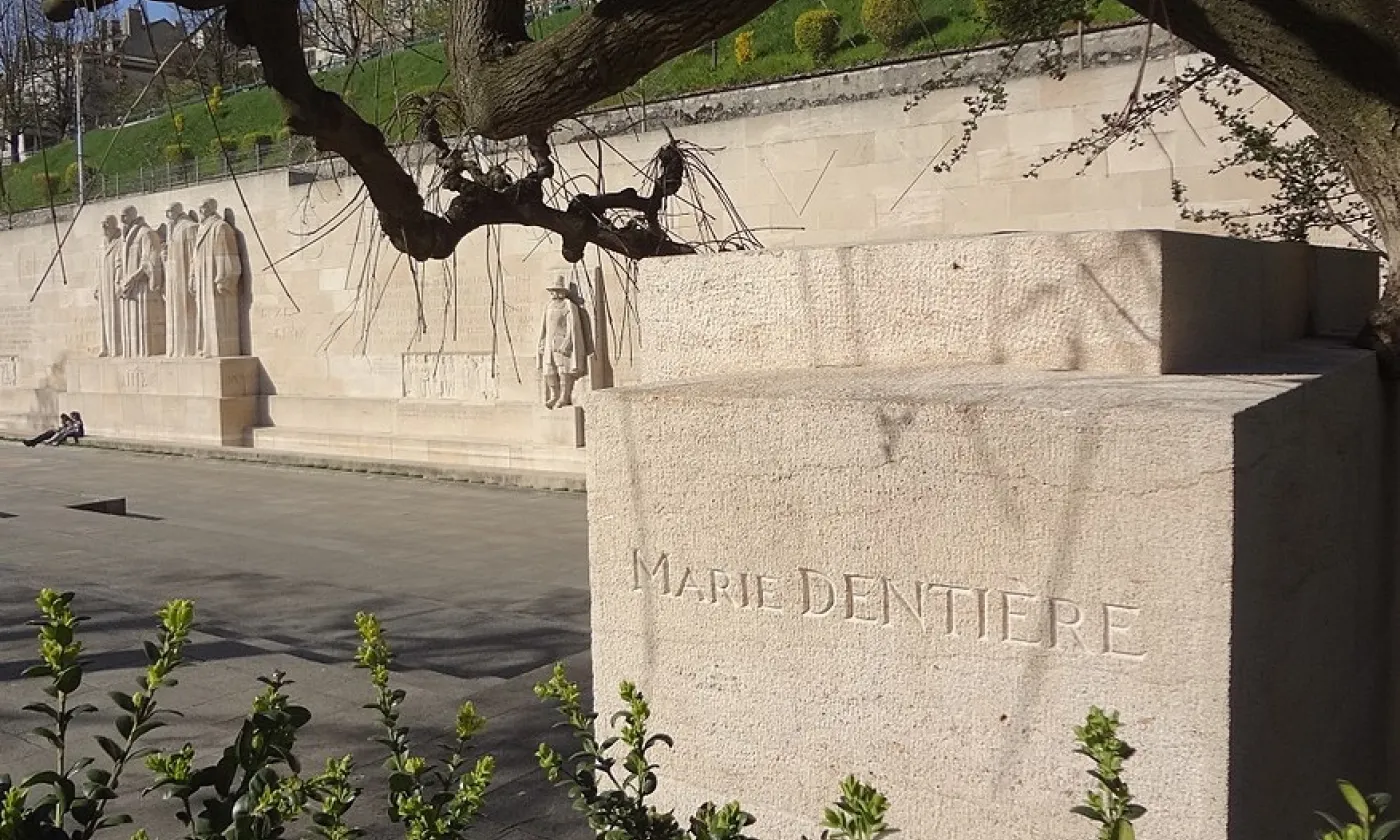 Inscription du nom de Marie Dentière sur le Mur des Réformateurs à Genève ©MHM55, CC BY-SA 4.0 Wikimedia Commons