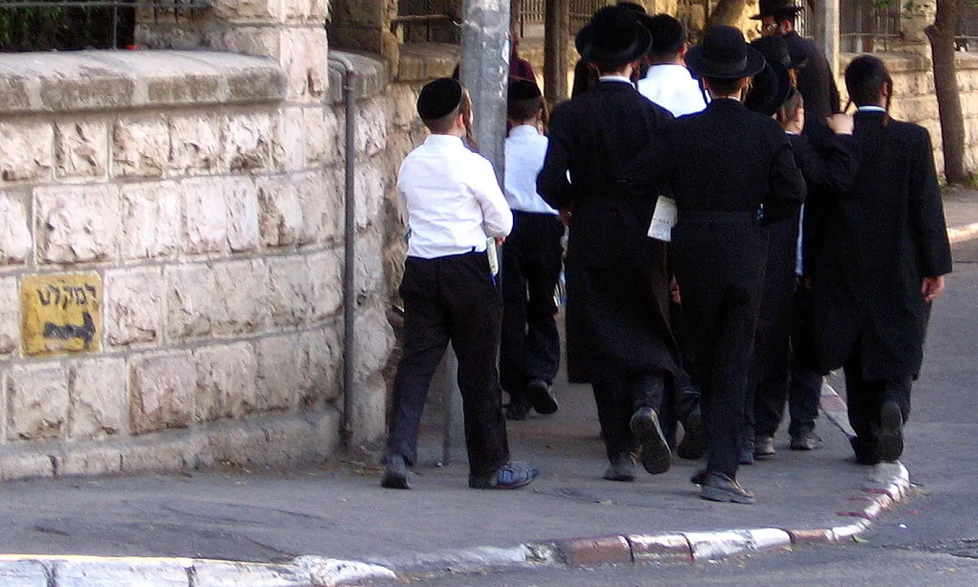 Les jeunes juifs ultra-orthodoxes prennent la clé des champs ©RonAlmog, (Flickr page), CC BY 2.0, Wikimedia Commons