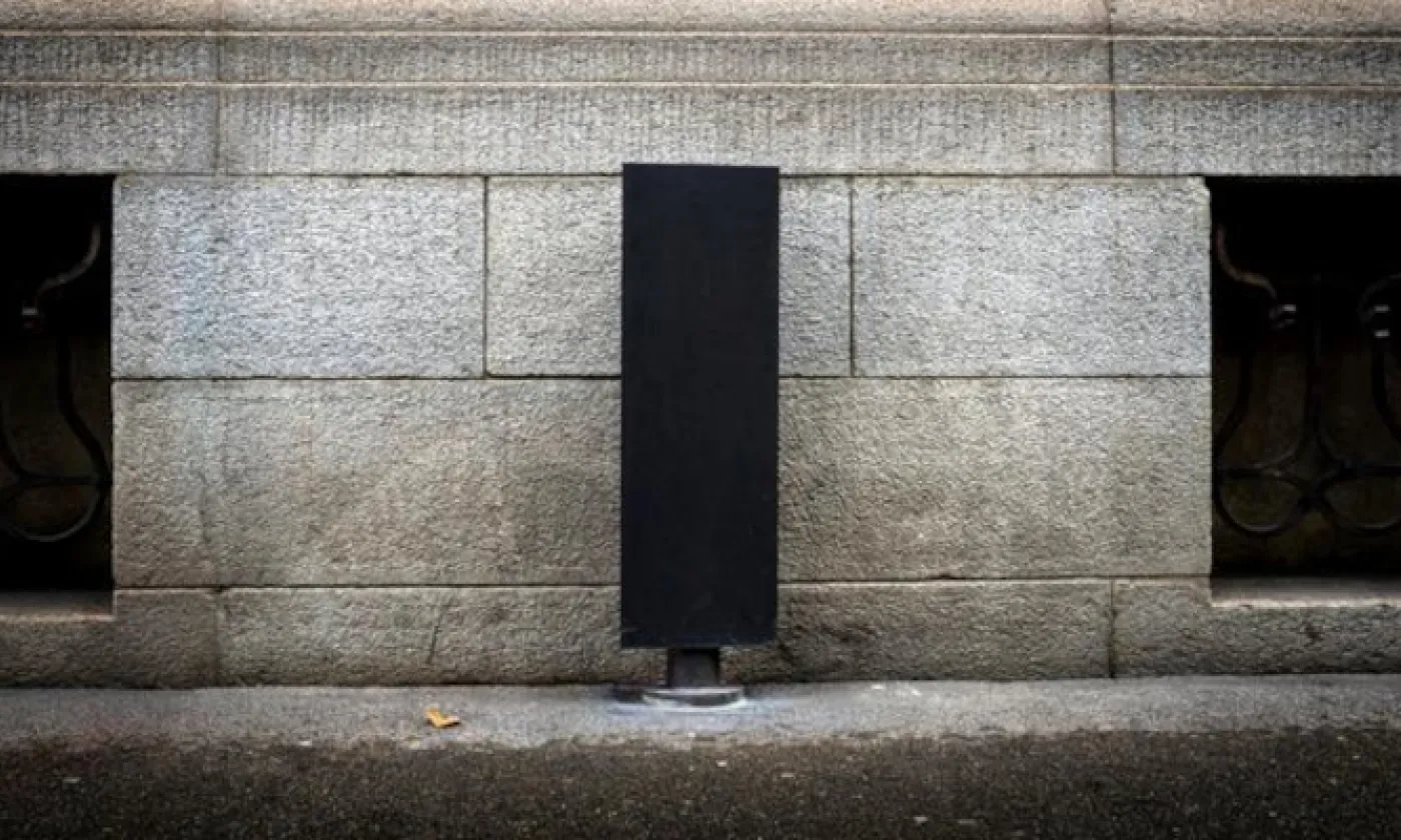 Une plaque du nouvel "erouv" de Zurich apposée sur le mur d'une maison. KEYSTONE - MICHAEL BUHOLZER