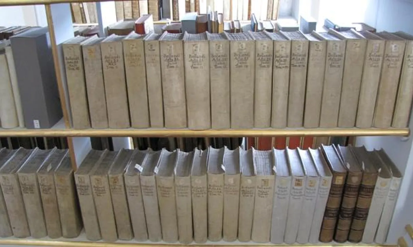 La collection des Acta Sanctorum à la bibliothèque HAAB à Weimar en Allemagne. Wikimedia Commons