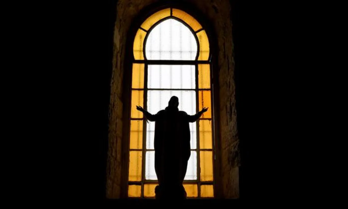 Une figure de Jésus-Christ se profile sur une fenêtre de l'église de Deir Al Qamar au Liban. KEYSTONE - WAEL HAMZEH