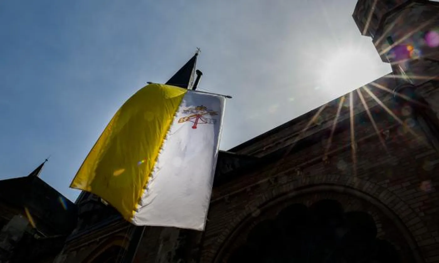 Devant la cathédrale de Bonn, le drapeau jaune et blanc du Vatican flotte à la Pentecôte en signe de solidarité avec le Pape. KEYSTONE - THOMAS BANNEYER