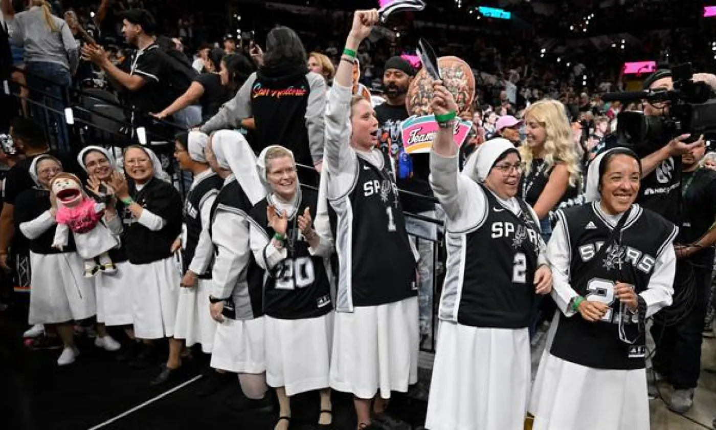 Des nonnes sont devenues des mascottes des Spurs de San Antonio. KEYSTONE - DARREN ABATE