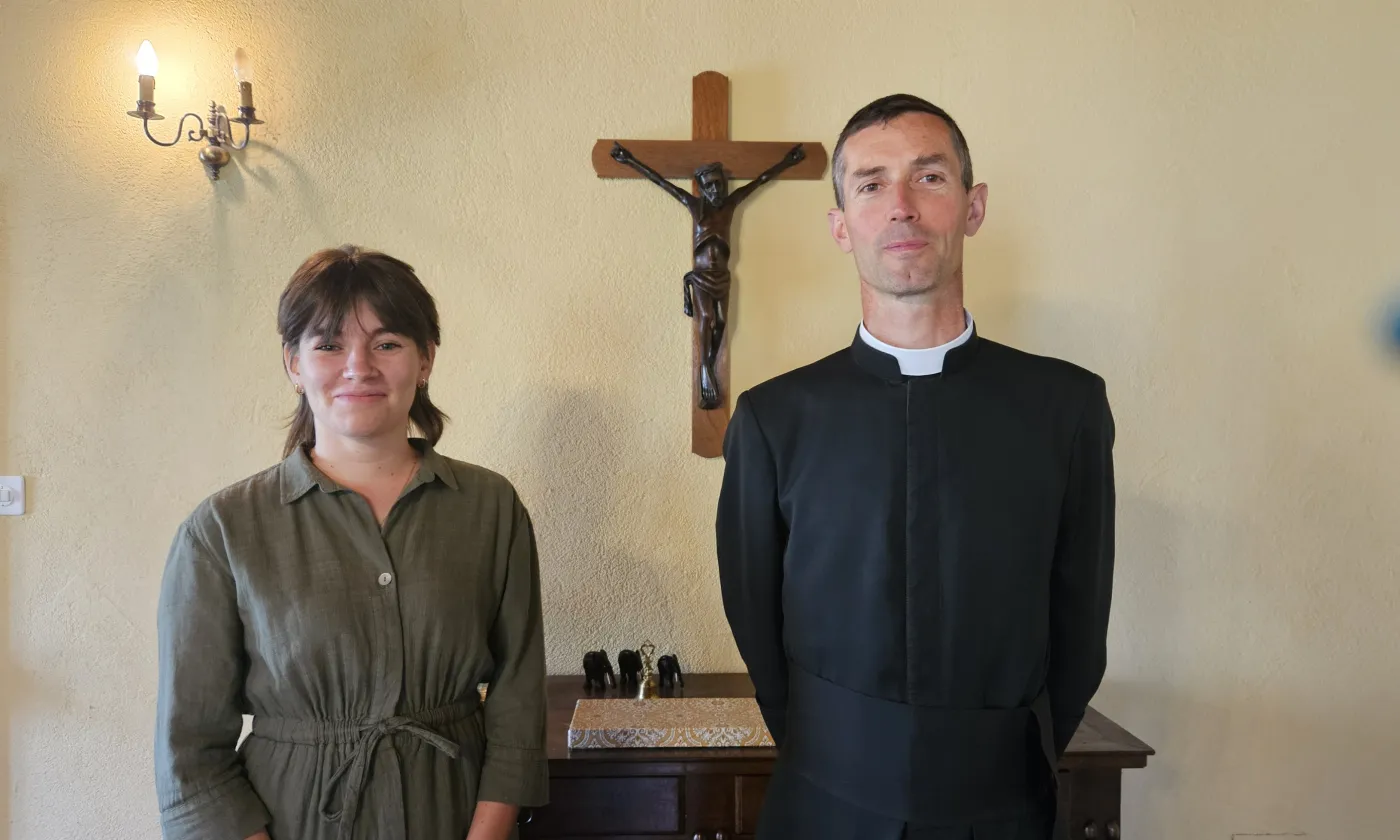 L'abbé Bernard de Lacoste, directeur du séminaire d'Ecône, et une jeune fidèle de la Fraternité sacerdotale Saint Pie X (c) Christine Mo Costabella, RTSreligion