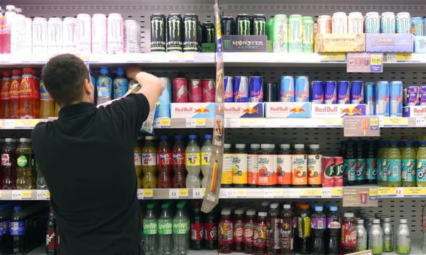 Des rayons de boissons énergisantes à Londres, le 3 septembre 2025. KEYSTONE - NEIL HALL
