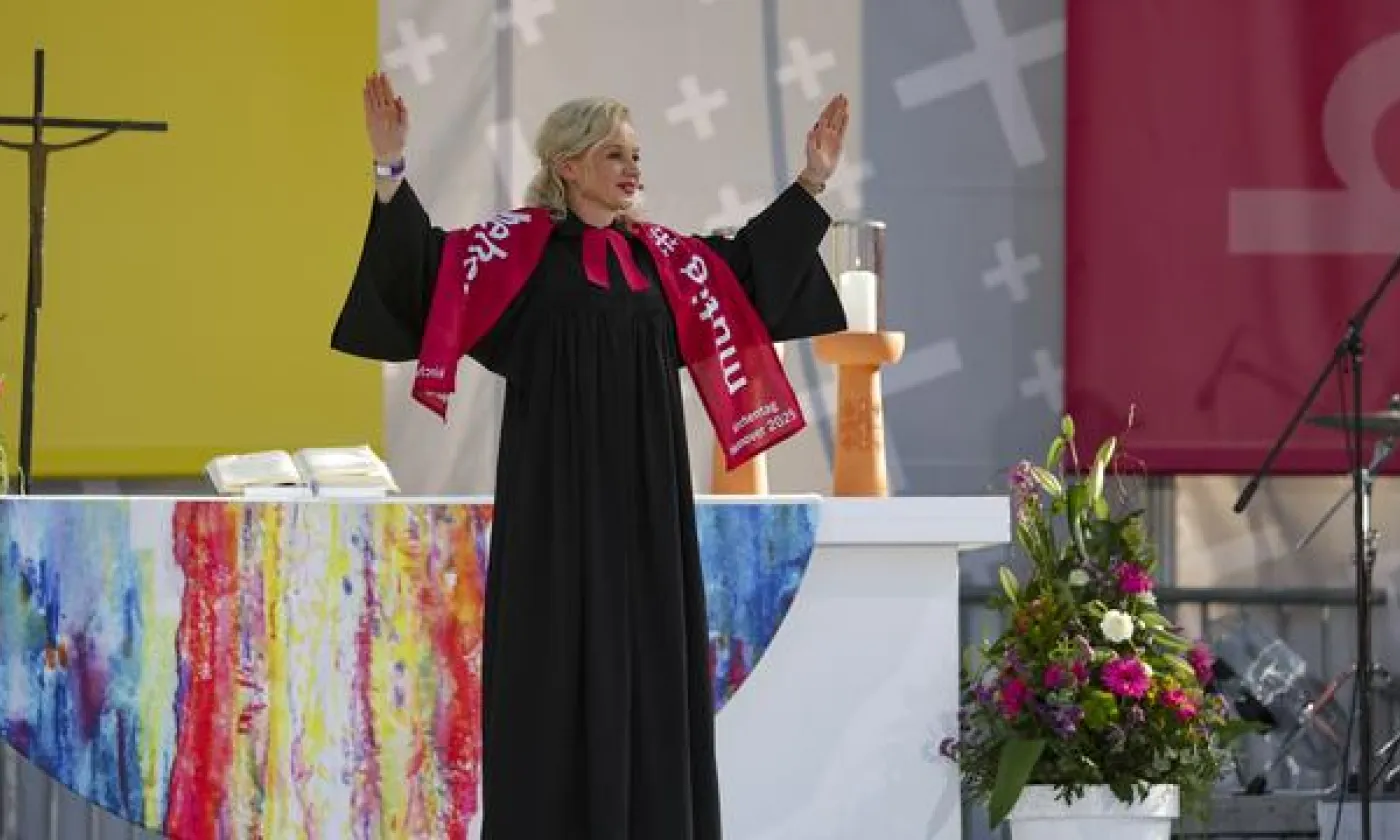 La pasteure Anne Helene Kratzert s'adresse à la foule lors de la messe d'ouverture du Kirchentag évangélique allemand (Evangelischer Kirchentag) à Hanovre, en Allemagne, le 30 avril 2025. (image d'illustration) KEYSTONE - CHRISTOPHER NEUNDORF