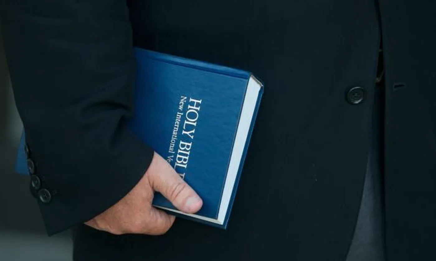 Un pasteur tient une bible. KEYSTONE - STEVE JOHNSON