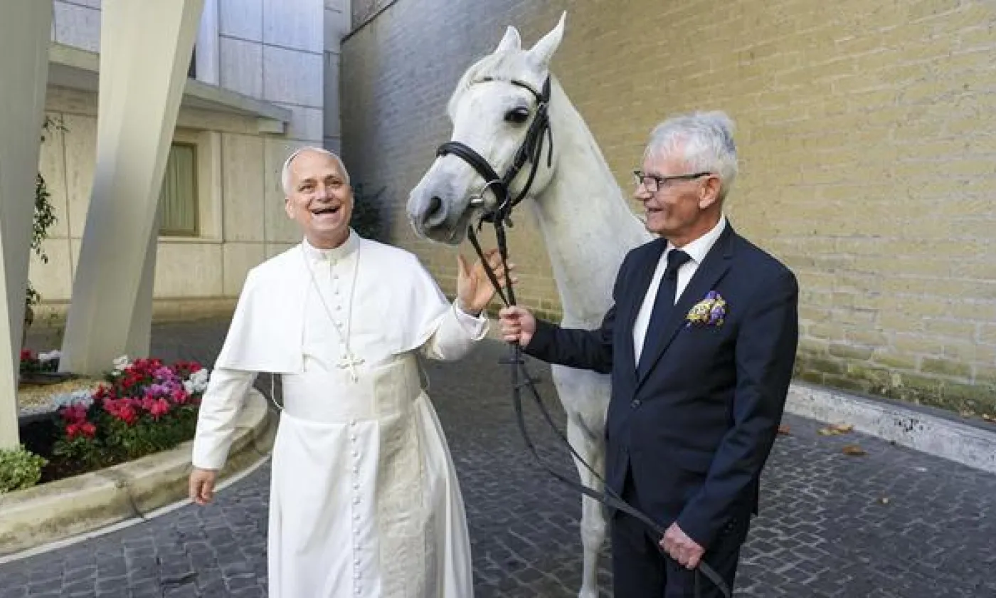 Le pape Léon XIV reçoit un cheval blanc né en Pologne. KEYSTONE - VATICAN MEDIA HANDOUT