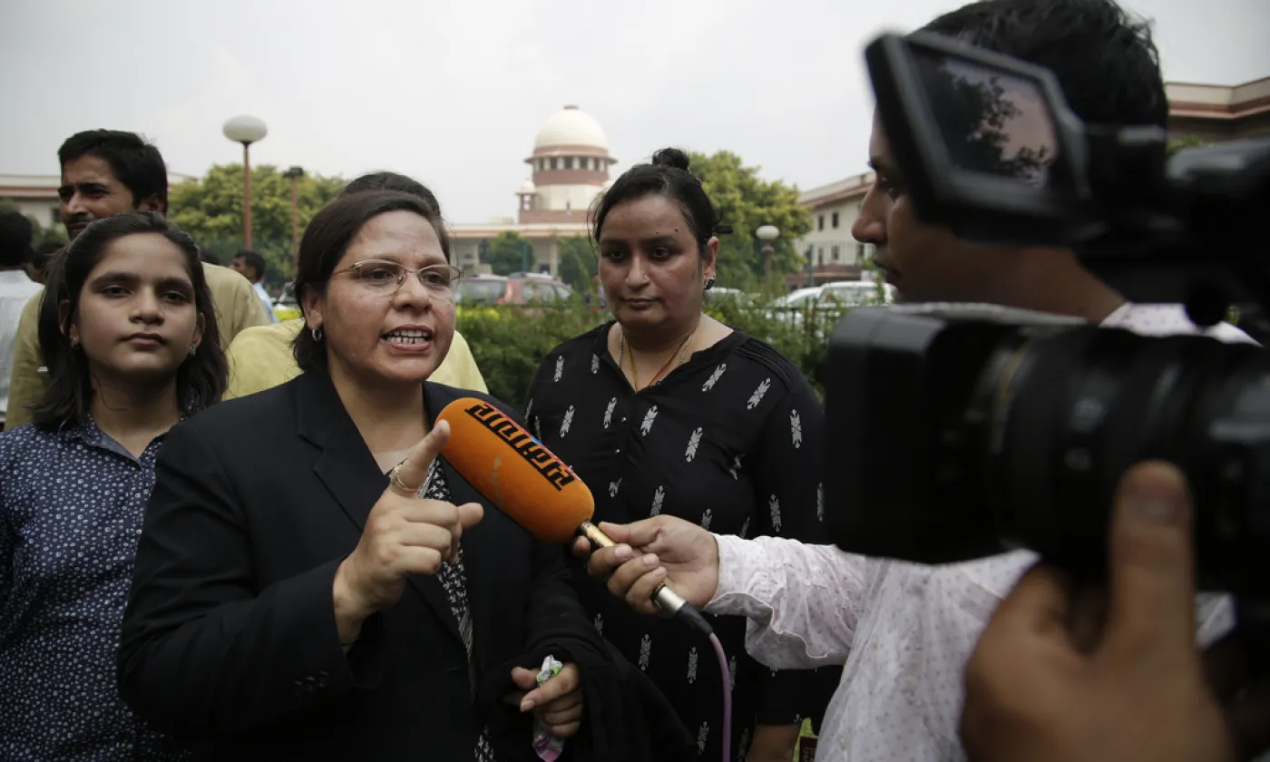 Farha Faiz, avocate à la Cour suprême indienne, s'exprime face aux médias sur la décision de supprimer la pratique du "talaq" © Keystone / AP / Altaf Qadri