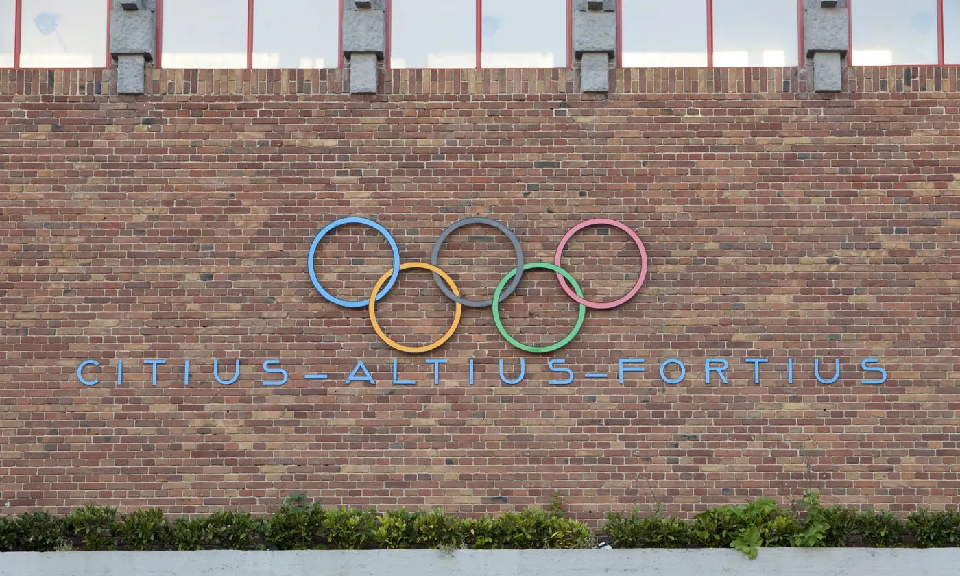 Devise olympique sur le stade d'Amsterdam: Citius - Altius - Fortius ©Flickr