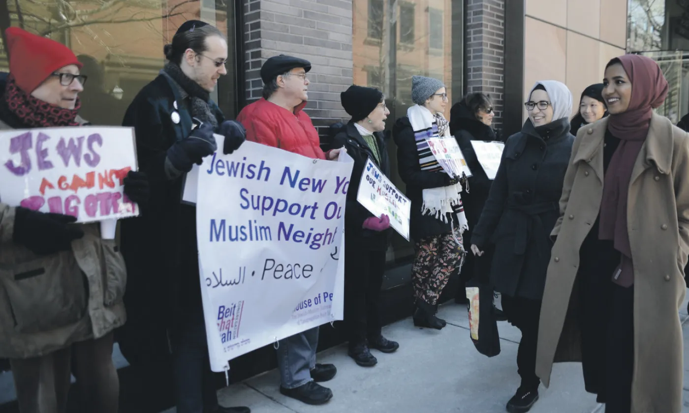 Chaque vendredi depuis l’élection de Donald Trump, les membres de CBST vont exprimer leur soutien aux musulmans d’une mosquée voisine et dénoncer l’islamophobie du président. © Congrégation Beit Simchat Torah