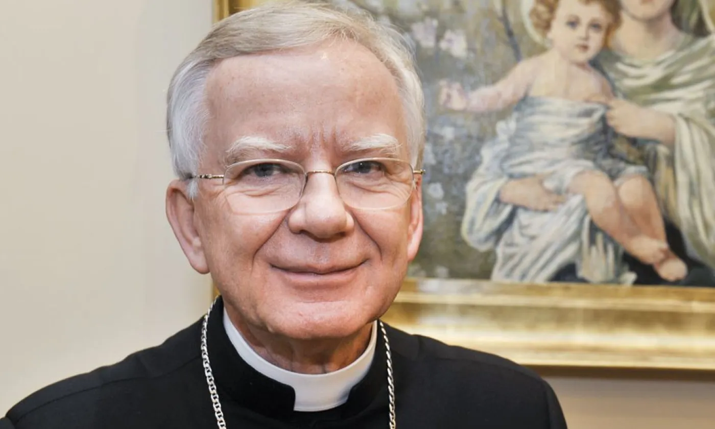 ©Adam Bujak/Wydawnictwo Biały Kruk [Public domain]