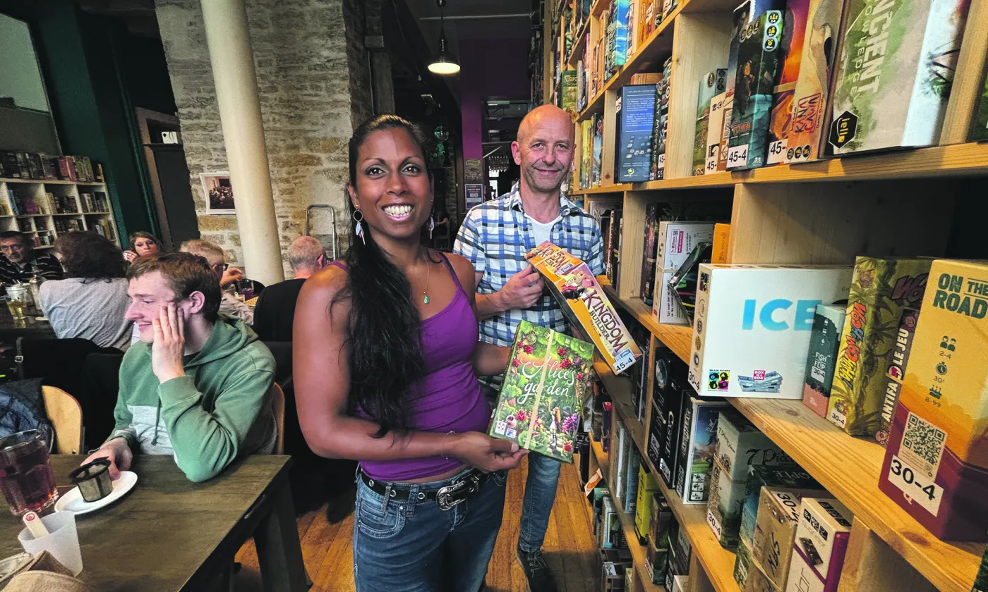 Les fondateurs de L’Amuse-Bar posent devant la ludothèque qui rassemble près de 2000 jeux de société. Photo: Khadija Froidevaux