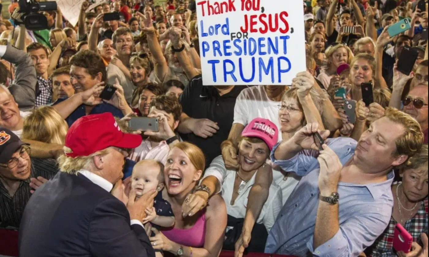 Dans son ouvrage Ces évangéliques derrière Trump (Labor et Fides, à paraître, septembre 2020), André Gagné, professeur titulaire au Département d’études théologiques de l’université Concordia, à Montréal, montre comment les charismatiques, une frange des chrétiens évangéliques, ont progressivement pris l’ascendant politique, médiatique et religieux sur d’autres communautés. Et ce, jusqu’à constituer une base d’irréductibles soutiens à Donald Trump. Flikr