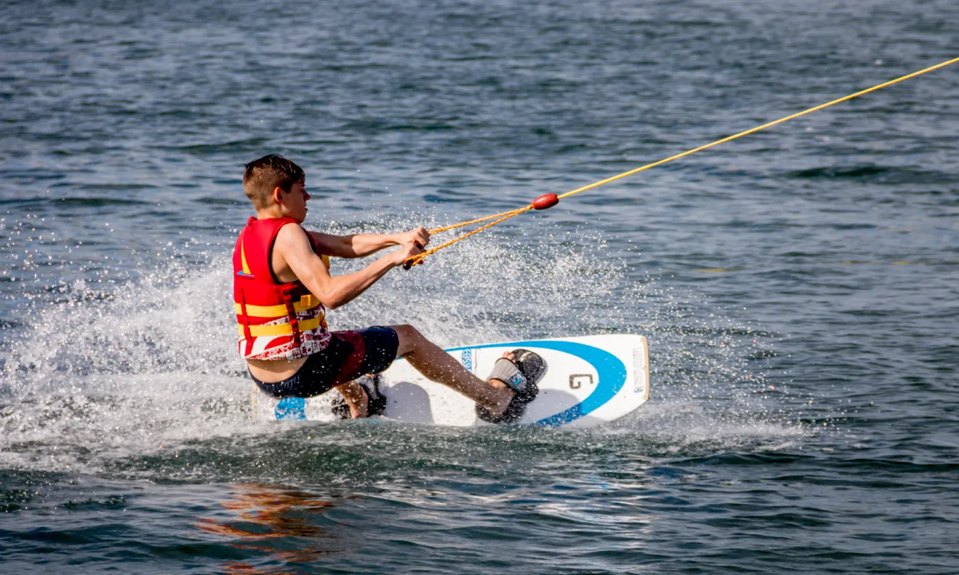 Le Réseau des jeunes de Bienne propose de nombreuses activités font du ski nautique dans le cadre de son pôle d'activités "Bol d'air", ici sur le lac de Bienne © Adrien Despont