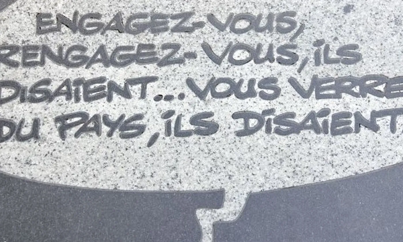 Plaque scellée dans le trottoir de la Rue René-Goscinny à Paris, en l'honneur de l'auteur d'Astérix et Obélix ©Paris Autrement