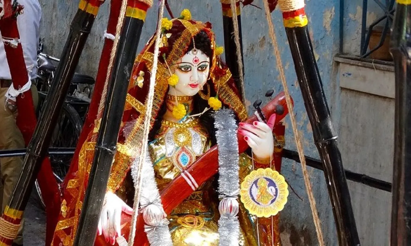 Des rites hindous sont introduits dans des écoles chrétiennes en Inde, dont le Vasant Panchami vénérant la déesse Saraswati. ©Adam Jones from Kelowna, BC, Canada, CC BY-SA 2.0 via Wikimedia Commons