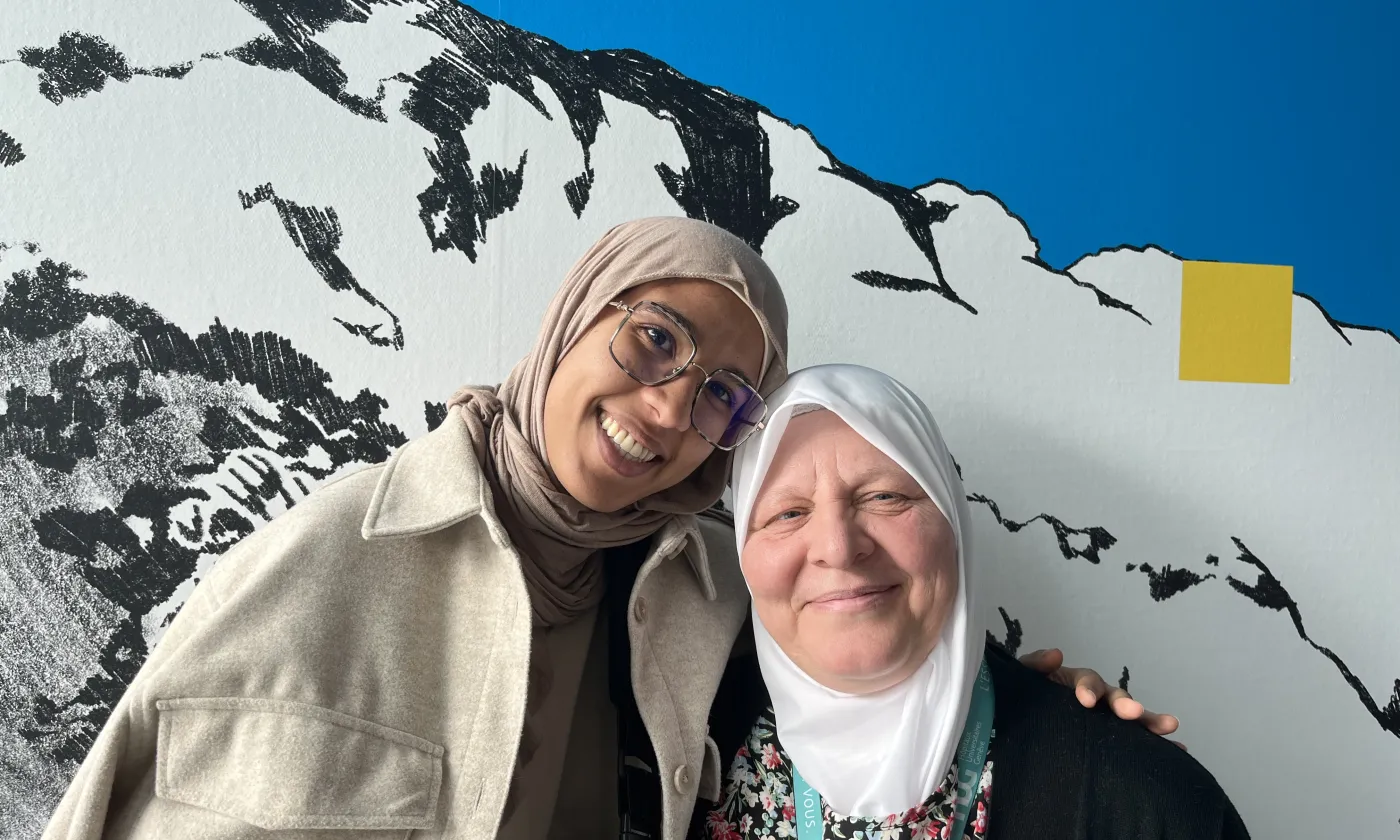 L’aumônière musulmane Dia Khadam (à droite) et l’une de ses patientes, Nohaila. ©Jessica Da Silva