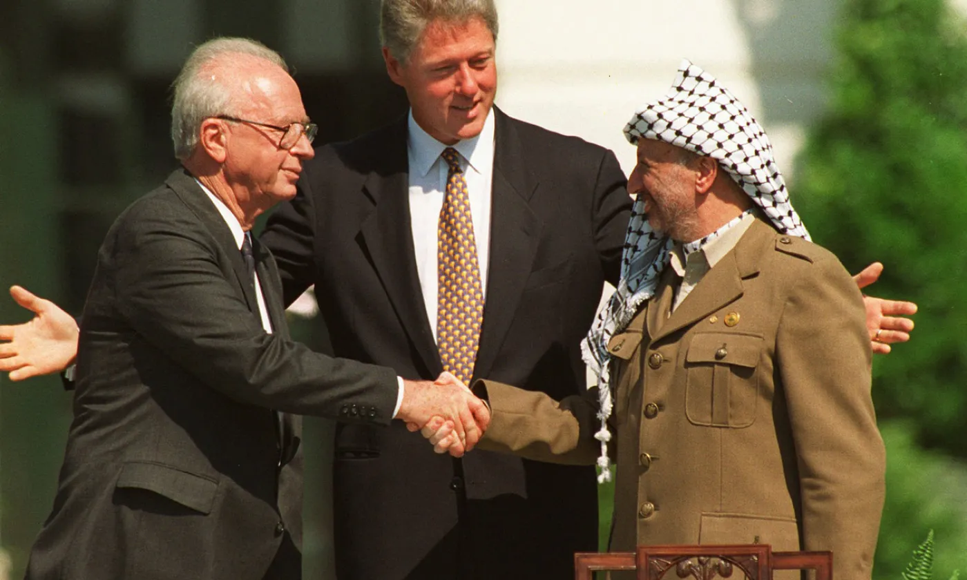 Le 13 septembre 1993 à la Maison-Blanche, les accords d’Oslo sont signés. De gauche à droite: Yitzhak Rabin, Bill Clinton et Yasser Arafat ©KEYSTONE/AP Photo/Ron Edmonds