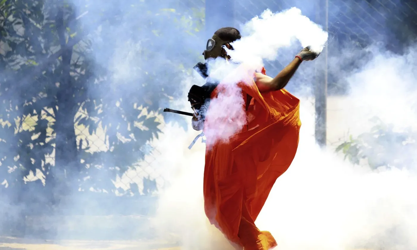 Moine bouddhiste manifestant pour le départ du président sri-lankais. RNS