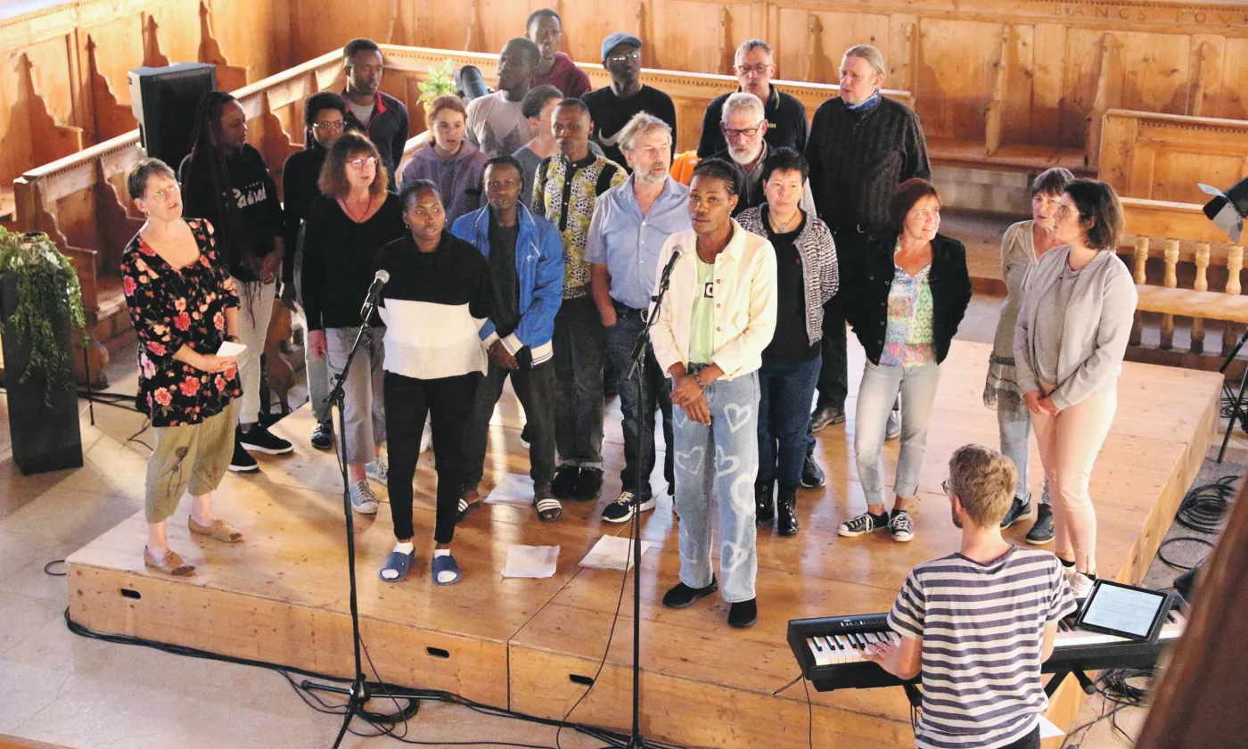 La choeur P’tit-Val Grand Coeur regroupe migrant·es et population du village. © N. Hager