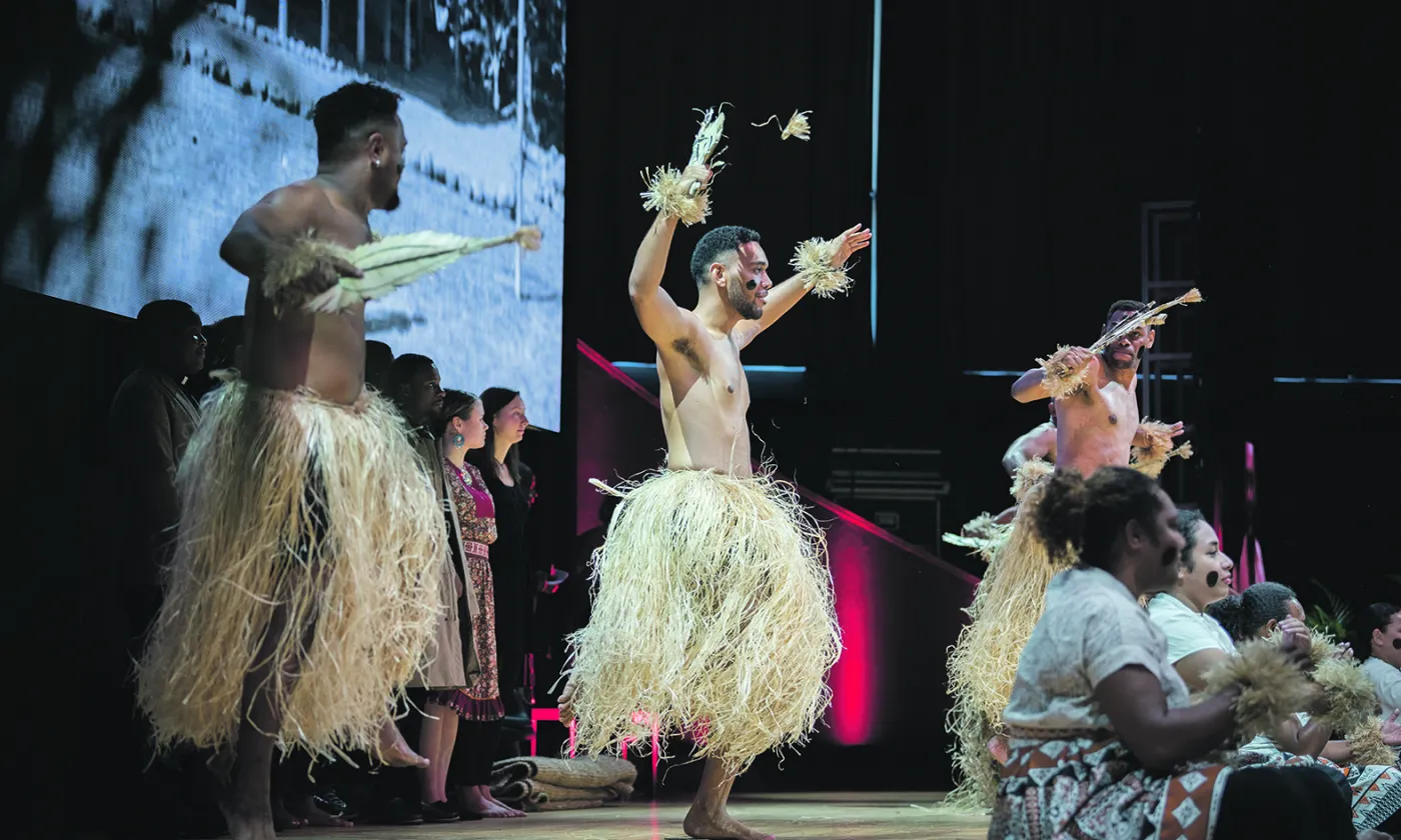 Danseurs d’une communauté du Pacifique. L’art, parce qu’il est vecteur de messages et de valeurs, peut aussi être un outil de mobilisation écologique © COE/Albin Hillert